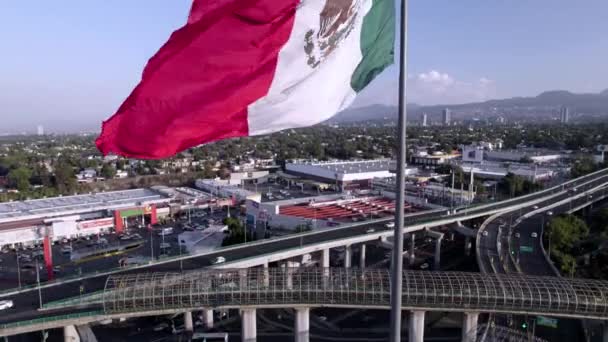 Drone Para Cima Tiro Bandeira Nacional México Durante Dia Ventoso — Vídeo de Stock