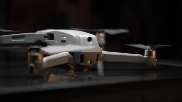 Filmisk Video Drone Oplader Tændt Med Blødt Lys Fra Oven – Stock-video
