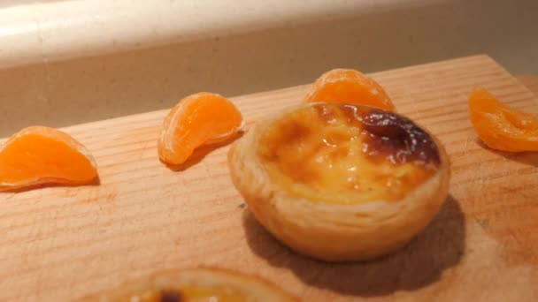 Close Freshly Baked Crunchy Traditional Portuguese Dessert Pastle Nata Mandarin — Vídeo de Stock