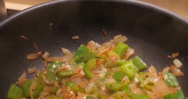 Sauteing Green Bell Peppers Onions Frying Pan Крупным Планом Долли — стоковое видео