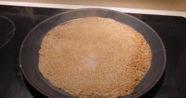 Panqueca Trigo Mourisco Cozinhando Uma Frigideira Ferro Fundido Quente Galette — Vídeo de Stock