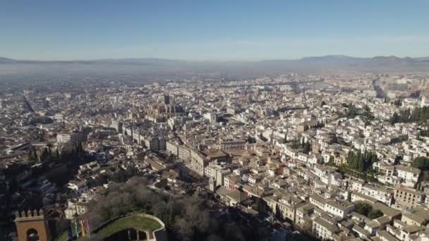 Impressive Fortified Palace Alhambra Overlooks City Granada Aerial — Stockvideo