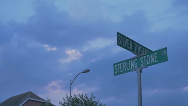 Timelapse Cartelli Stradali Residenziali Sterling Stone Lane Silver Timber Con — Video Stock