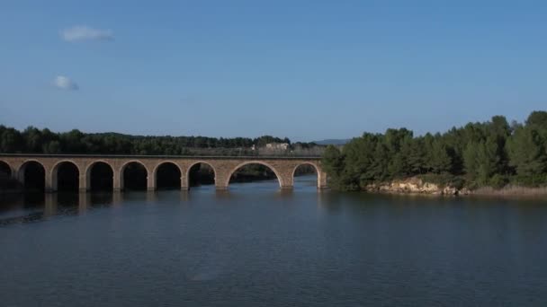 在下午的光天化日下 空中无人驾驶飞机俯瞰着水库和铁路桥下 Reagajo 西班牙卡斯特隆 — 图库视频影像