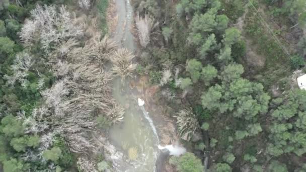 Drohnenflug Rückwärts Über Einen Mittelgroßen Staudamm Castellon Spanien Gebaut Den — Stockvideo