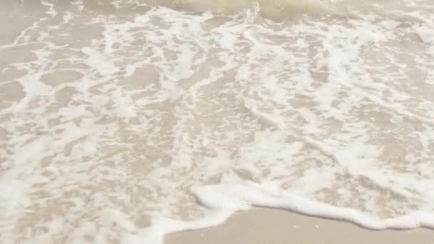 Primo Piano Delle Onde Che Rotolano Sulla Spiaggia Sabbia Tropicale — Video Stock