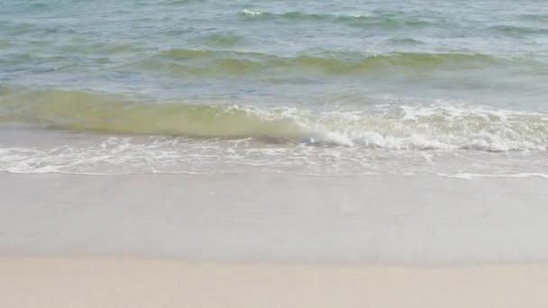 Хвилі Котяться Тропічному Білому Піщаному Пляжі Сонячний День Повільному Русі — стокове відео