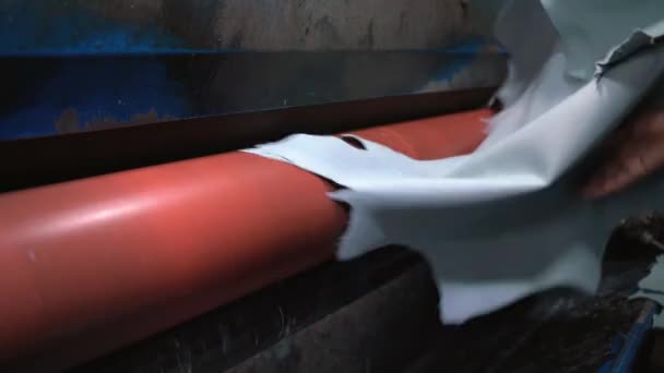 Prozess Des Büffelns Von Lederhäuten Einer Textilfabrik — Stockvideo