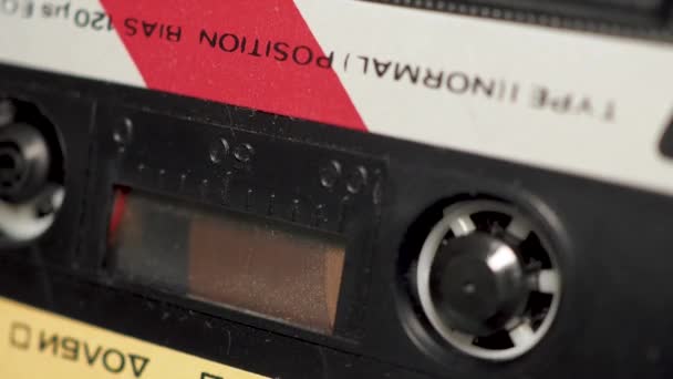 关机盒式磁带桥面播放 一个带有西里尔字母标签的老式老式盒式磁带 情景A 角度的观点 — 图库视频影像