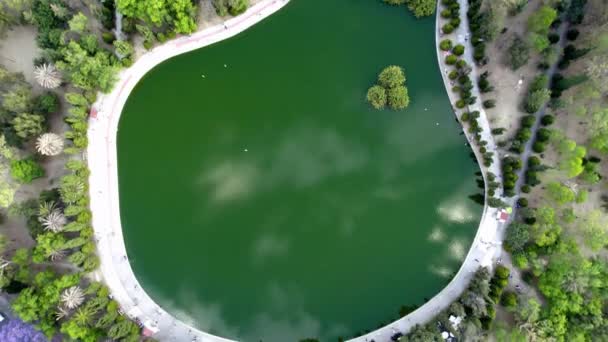 Drone Shot Της Λίμνης Και Αντανακλαστικό Σύννεφο Στο Chapultepec Μεξικό — Αρχείο Βίντεο