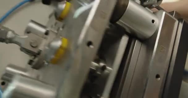 Modern Bir Fabrikada Çalışan Alüminyum Kapaklar — Stok video