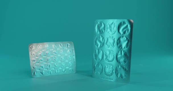 Plaquettes Thermoformées Aluminium Sont Exposés Dans Fond Bleu Avec Balayage — Video