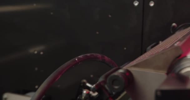 现代铝箔切割机在自动化盖生产厂的应用 — 图库视频影像