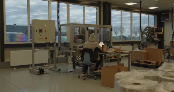 Ett Panorama Över Modern Aluminiumlock Fabrik Med Arbetare Och Arbetsmaskiner — Stockvideo