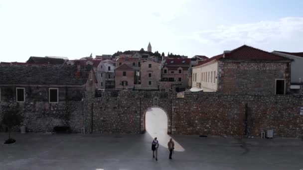 Aerial Primosten Town Wall Entrance Seagull Pass — Vídeos de Stock