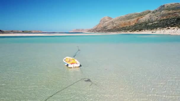 Boat Empty White Sand Beach Turquoise Water Paradise Balos Beach — Stock videók