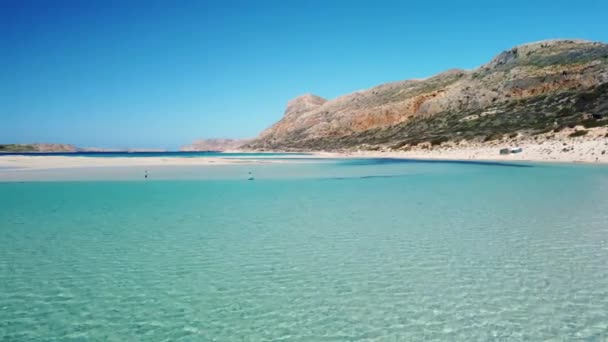 Vacker Vit Sandstrand Med Turkost Vatten Solig Sommardag Paradiset Kreta — Stockvideo