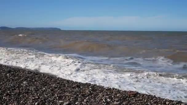 Rolling Waves Crashing Pebble Beach Coast Spraying Sea Foam — Vídeos de Stock
