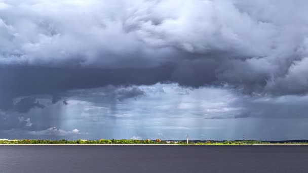 Tijdsverloop Van Stormwolken Boven Stad Het Dumpen Van Regenlakens — Stockvideo