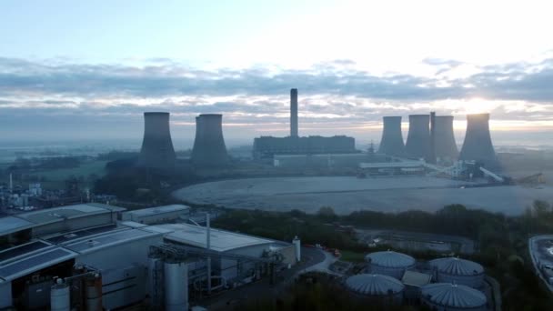 Sunrise Power Station Cooling Tower Horizon Misty Countryside Rural England — Vídeo de stock
