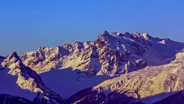 Východ slunce čas lapse ukazuje stín hory zmizí; zasněžené alpské krajiny