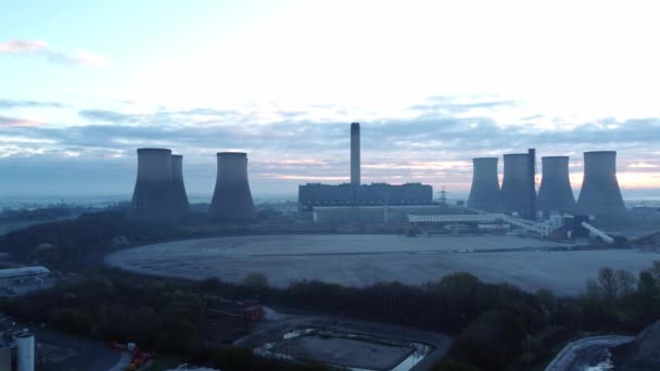 Power Station Cooling Tower Landscape Sunrise Foggy Countryside Rural England — Video Stock