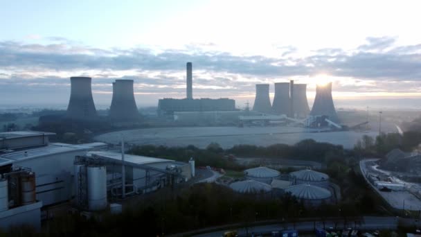 Sunrise Power Station Cooling Tower Horizon Foggy Countryside Rural England — Vídeo de Stock