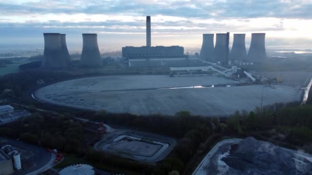 Power Station Cooling Tower Horizon Sunrise Foggy Countryside Scenic England — 비디오