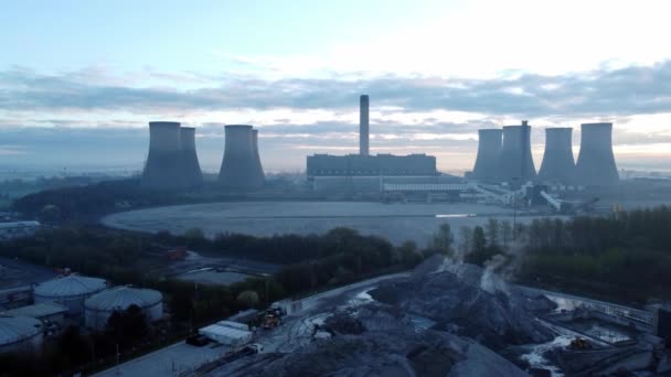 Elektriciteitscentrale Koeltoren Horizon Zonsopgang Mistig Agrarisch Platteland Engeland Ochtend Luchtfoto — Stockvideo