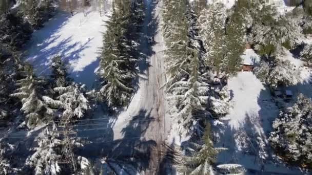 Überblick Über Die Schneebedeckte Straße Durch Die Kleine Dorfgemeinschaft Auf — Stockvideo