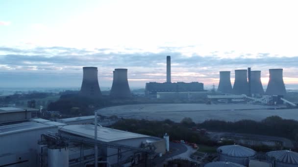 Power Station Smokestacks Horizon Sunrise Foggy Countryside Rural England Morning — Vídeo de Stock