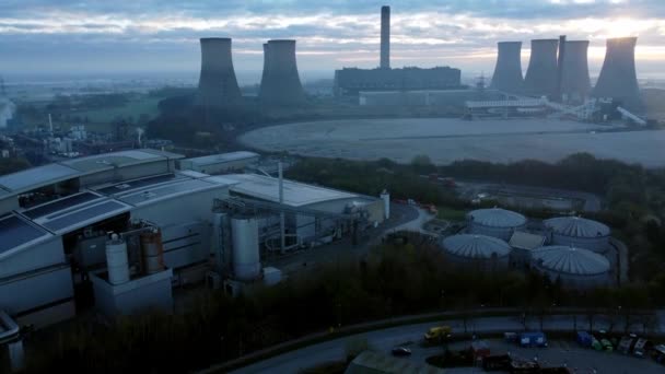 Power Station Cooling Tower Horizon Sunrise Foggy Countryside Rural England — Vídeo de Stock