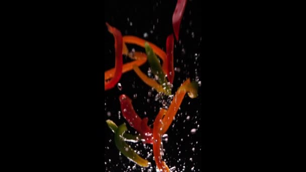 Bell Peppers Létání Vzduchu Cákání Vodou Zpomalení — Stock video