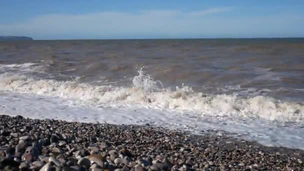 Rollende Golven Crashen Kiezelstrand Zeegezicht Sproeien Zeeschuim — Stockvideo