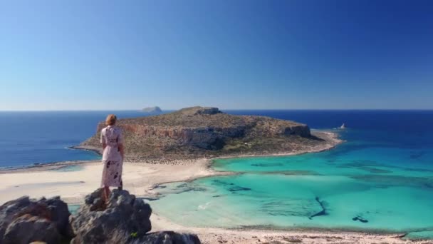 Vrouw Observeren Prachtige Witte Zandstrand Met Turquoise Water Zonnige Zomerdag — Stockvideo