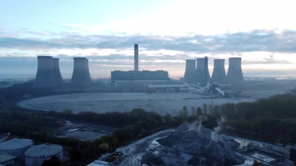 Centrale Elettrica Raffreddamento Torre Orizzonte All Alba Nebbia Campagna Rurale — Video Stock