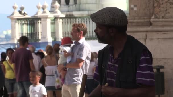 Anciano Come Pan Junto Arco Triunfo Rua Augusta Indiferente Los — Vídeos de Stock