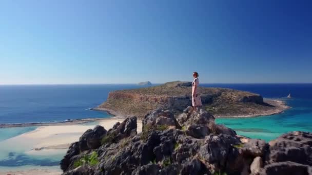 Woman Standing Top Cliff Observing Beautiful White Sand Beach Turquoise — Vídeo de Stock