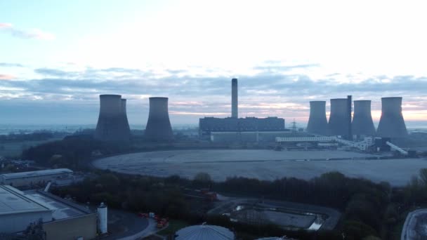 日の出霧の田舎の発電所冷却塔の地平線英国の朝の空撮ビュー — ストック動画