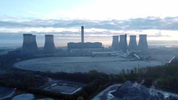 Power Station Cooling Tower Horizon Sunrise Foggy Countryside Rural England — стокове відео