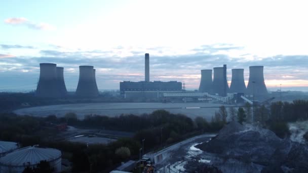 Centrale Elettrica Raffreddamento Torre Orizzonte All Alba Nebbia Campagna Rurale — Video Stock