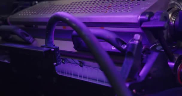 Σύγχρονη Μηχανή Κόλλησης Που Εργάζονται Στο Πολύχρωμο Φως — Αρχείο Βίντεο