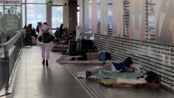 Ukrainian Refugees Sleeping Corridor Central Train Station Warsaw Poland Static — Video Stock