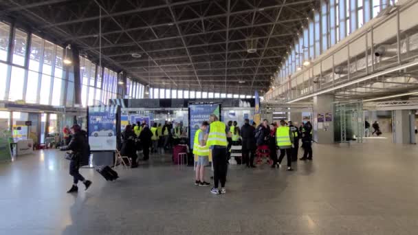 Volunteer Workers Warszawa Wschodnia Railway Station 2022 Ukrainian Refugee Crisis — Stock video