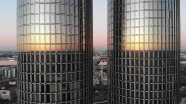 Twee Wolkenkrabbers Met Zonsondergang Reflecterend Glazen Ramen Stadsgezicht Achtergrond Zunda — Stockvideo