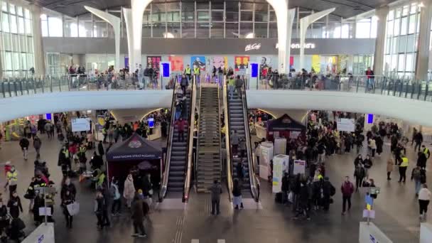 Oekraïense Vluchtelingen Het Station Warszawa Centralna — Stockvideo