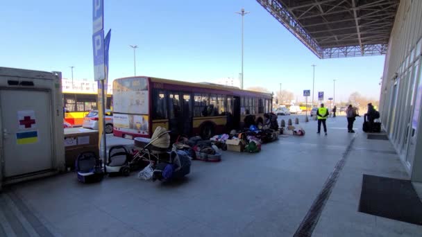Ουκρανικές Οικογένειες Στο Ανατολικό Σιδηροδρομικό Σταθμό Επιβίβαση Λεωφορεία Τις Αποσκευές — Αρχείο Βίντεο