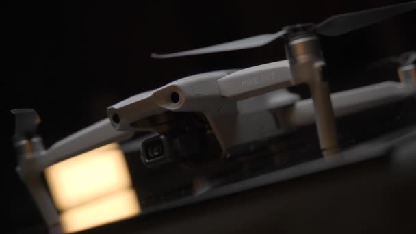 Vídeo Cinematográfico Primer Plano Drone Iluminado Con Una Luz Suave — Vídeo de stock