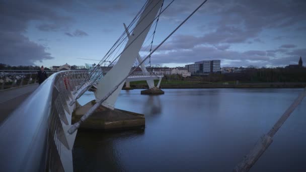 Derry Londonderry City Noord Ierland Voetgangers Lopen Peace Bridge Voetgangersbrug — Stockvideo