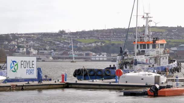 Derry Londonderry City Irlandia Północna Foyle Port Oznakowanie Łodzi Rybackiej — Wideo stockowe